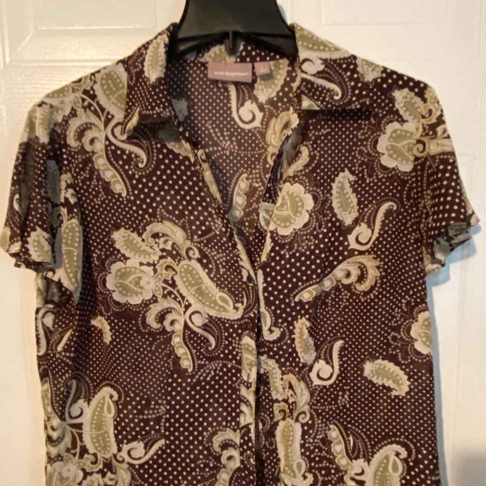 Short sleeve blouse.